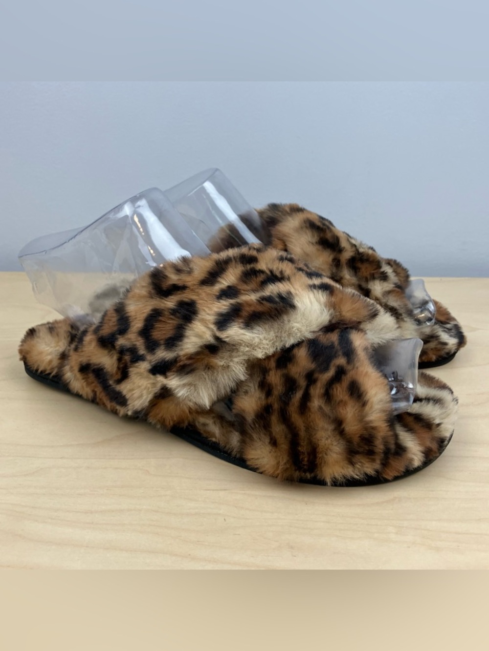 Taryn Rose Women’s Size 7.0 Fuzzy Slide Sandals Cheetah Print Criss Cross